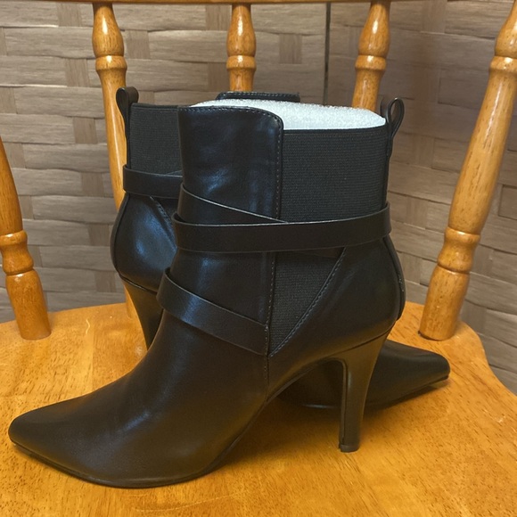 Allegra K 6 NWOB BLACK faux leather 3.5” stiletto heel GOLD HARDWARE Ank… - Picture 2 of 4